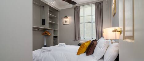 1 habitación, tabla de planchar con plancha, internet y ropa de cama