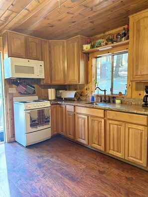 ثلاجة، ميكروويف، فرن، موقد طهي مسطح