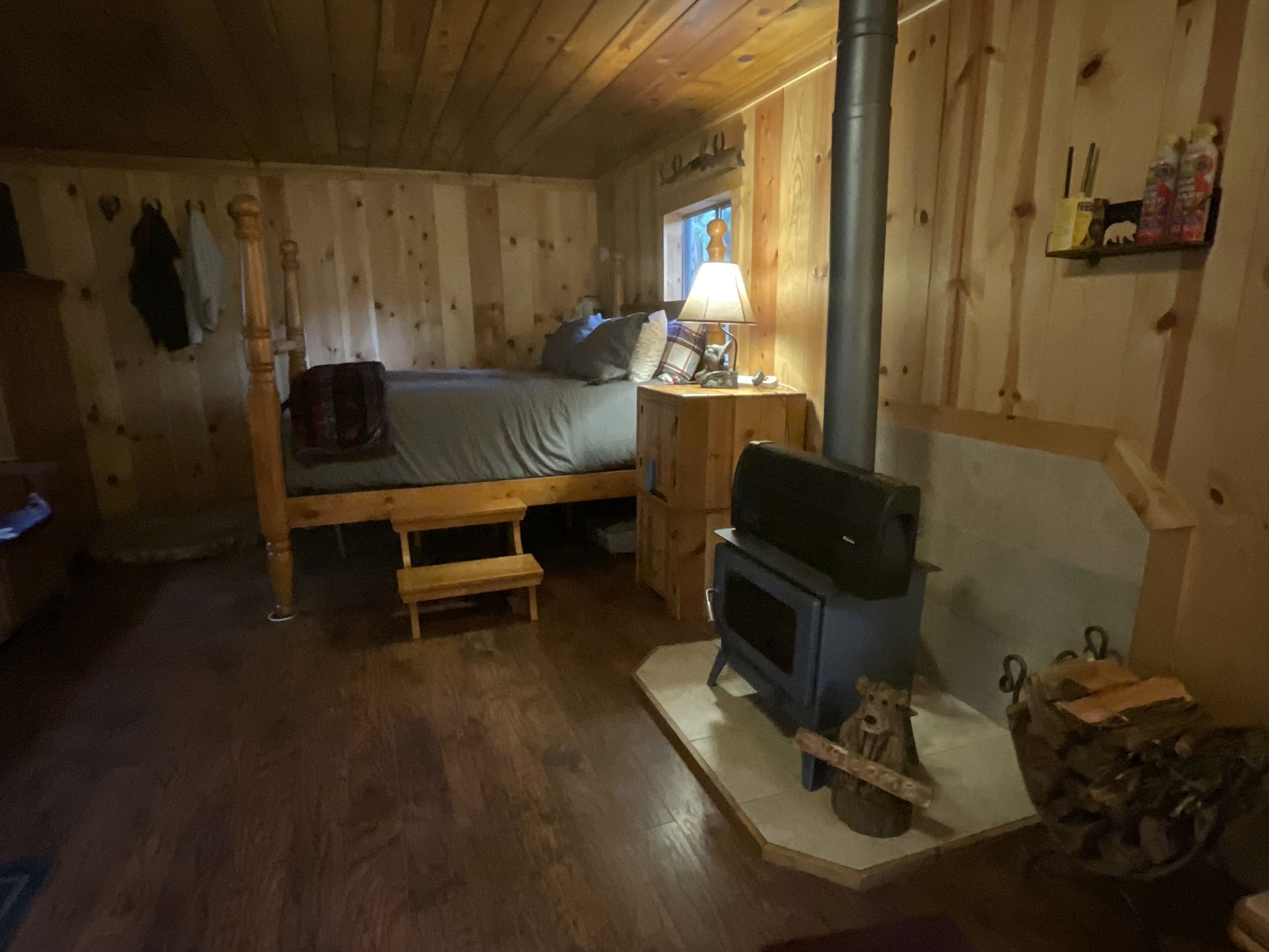 Cozy Cabin Close to Rivers and Lakes - Nature Retreat & Dog Heaven! 
