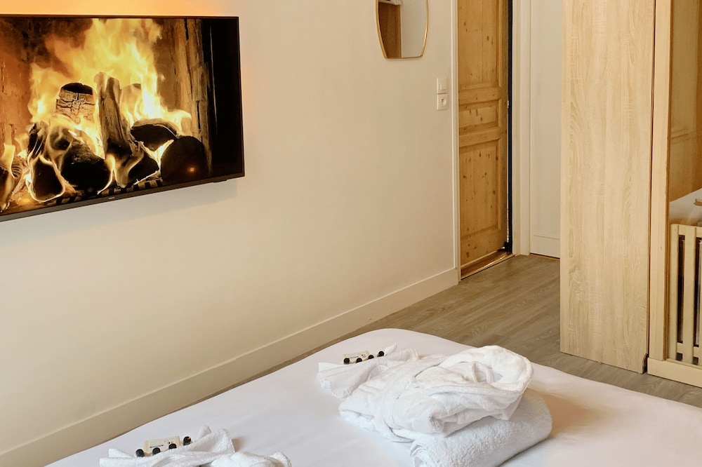 Cozy Flat Senlis Hyper-Center Suite with Private Sauna