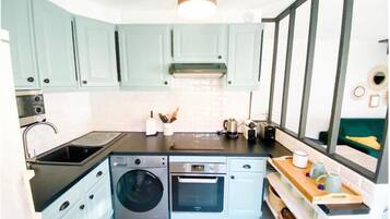 Een koelkast, een microgolfoven, een oven, een kookplaat