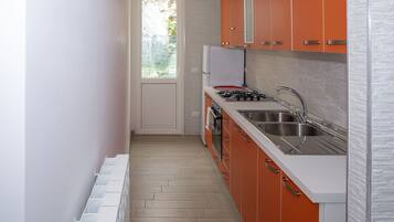 Frigorifero, microonde, forno, piano cottura