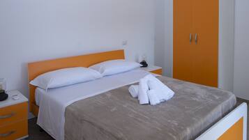 2 chambres, bureau, fer et planche Ă repasser, lit parapluie