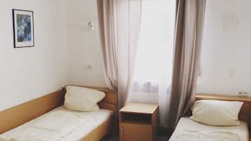 Basic-Doppelzimmer, eigenes Bad, Blick auf den Innenhof | 1 Schlafzimmer