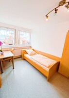 Habitación individual básica, baño privado, vistas al patio | 1 dormitorio