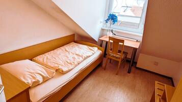 Basic-Einzelzimmer, eigenes Bad, Blick auf den Innenhof