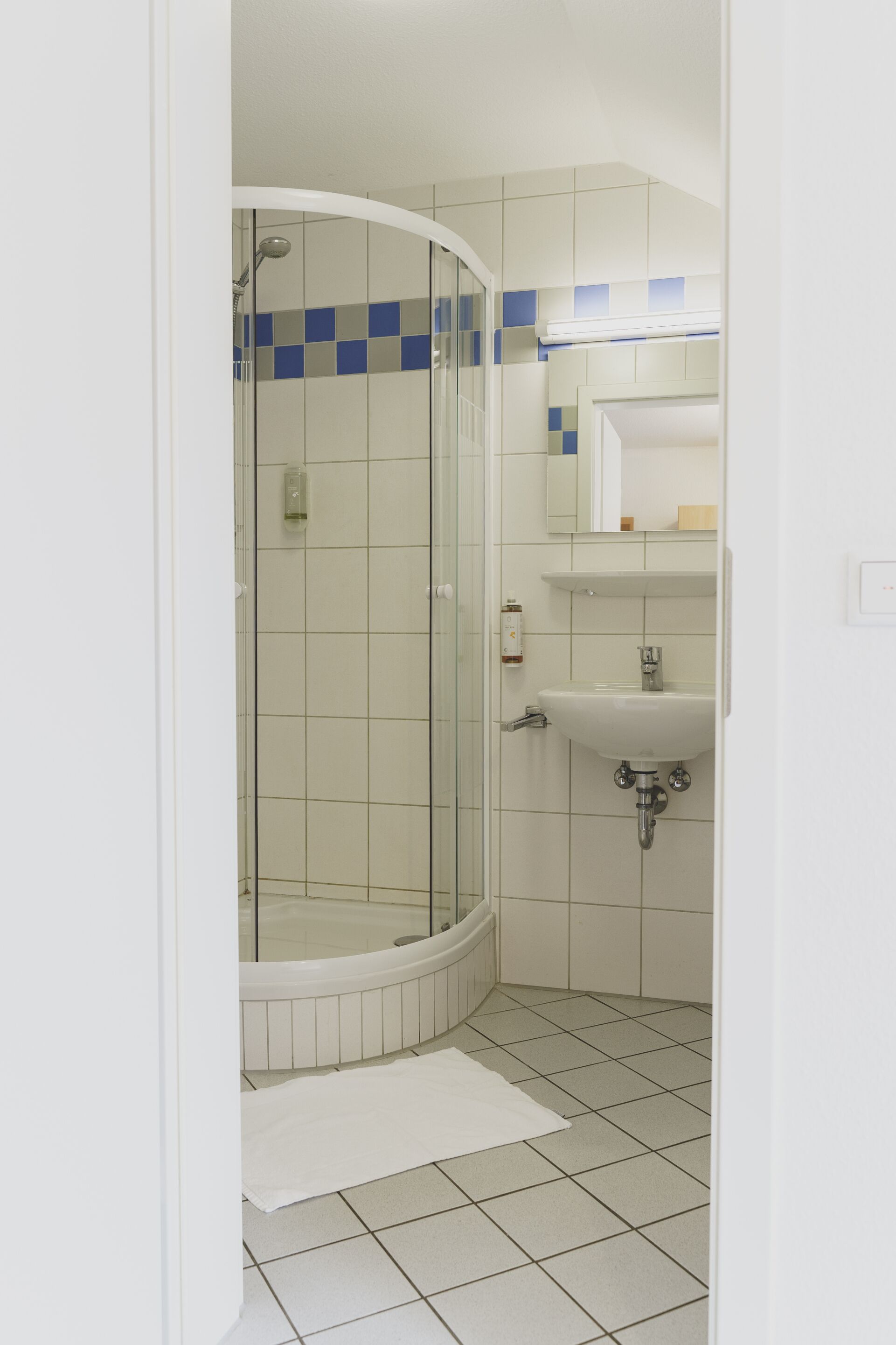 Basic-Einzelzimmer, eigenes Bad, Blick auf den Innenhof | Badezimmer