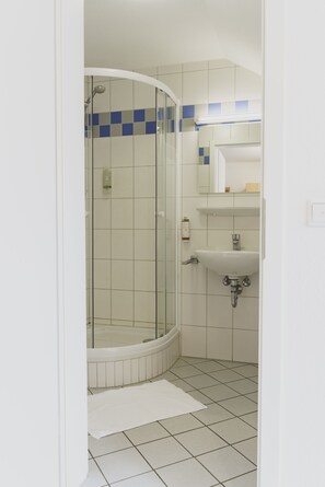 Quarto solteiro básico, banheiro privativo, vista para o pátio | Banheiro
