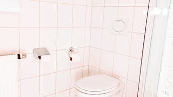 Basic-Zweibettzimmer, eigenes Bad, Blick auf den Innenhof | Badezimmer