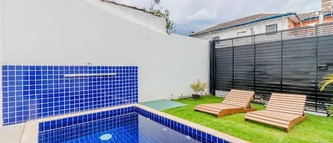 Piscina externa, espreguiçadeiras