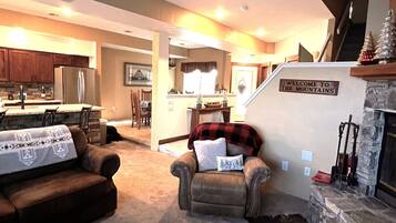 TV connectée, cheminée, lecteur de DVD