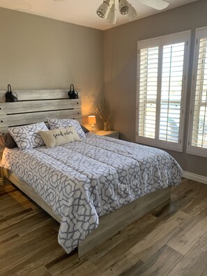 3 bedrooms, WiFi, bed sheets, wheelchair access - It’s AZ Time...Relax in a private heated pool, Golf, Spring Training, Hiking! (Surprise)
