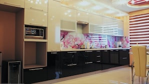 Una cocina moderna con gabinetes negros, un microondas y un salpicadero decorativo.