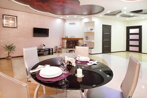 Apartamento Elite | Sala de estar | Una televisión de pantalla plana