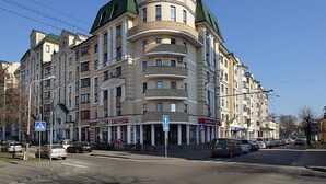 Un edificio de varios pisos con fachada curva, que combina ladrillo y piedra.