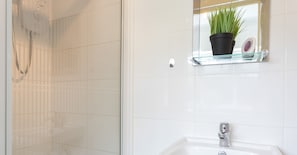 Deluxe Apartment, Private Bathroom (Kirkstone Drive) | Bathroom