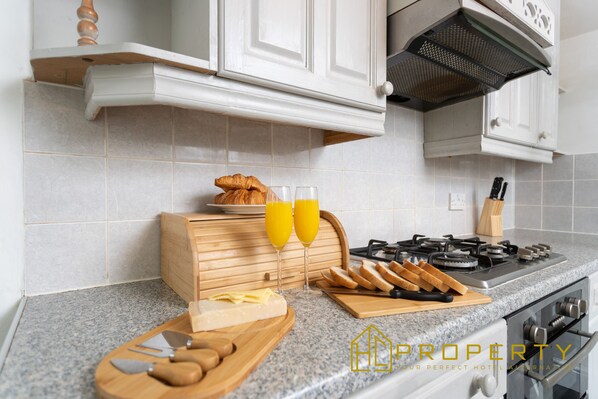 Deluxe Apartment, Private Bathroom (Kirkstone Drive) | Private kitchen