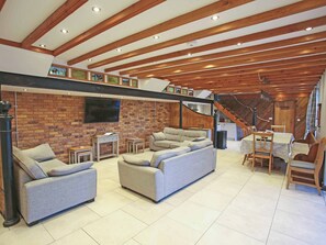 TV - Stunning barn conversion with hot tub. (Tickton, near Beverley)