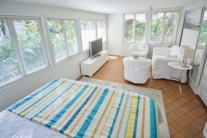 2 habitaciones, escritorio y tabla de planchar con plancha 