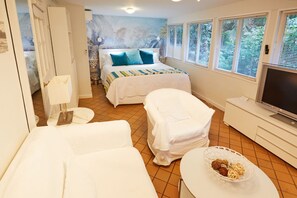 2 habitaciones, escritorio y tabla de planchar con plancha