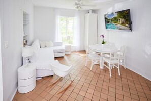 Een smart-tv en boeken