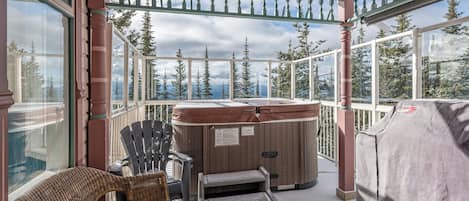 Indoor spa tub