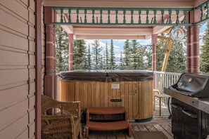 Outdoor spa tub - Large 5 bedroom, standalone home with private hot tub, BBQ and pet friendly too! (Silver Star Mountain)
