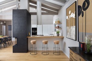 ثلاجة، ميكروويف، فرن، موقد طهي مسطح