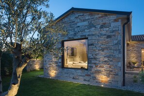 المنشأة من الخارج