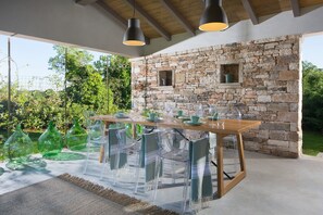 تناول الطعام بالخارج