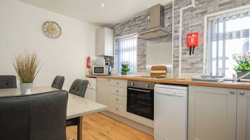 Uuni, astianpesukone, syöttötuoli, pakastin