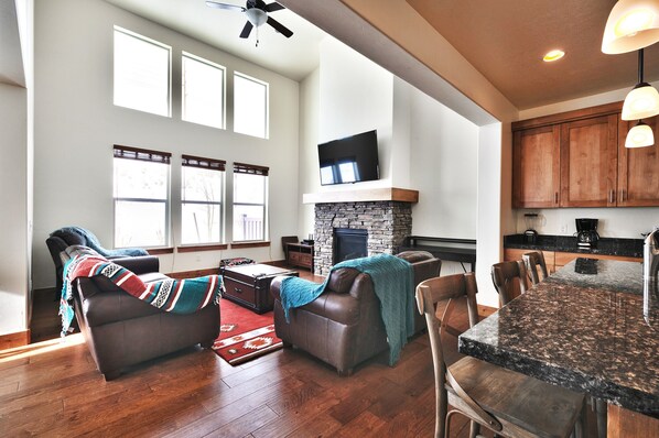 Resortwoning, 4 slaapkamers | Woonruimte | Een 42-inch flatscreentelevisie met kabelzenders en een televisie