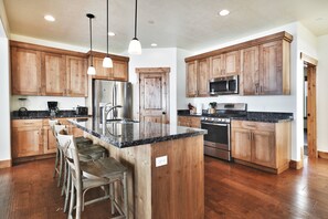 Stadtwohnung, 4 Schlafzimmer | Eigene Küche | Kühlschrank, Mikrowelle, Ofen, Geschirrspüler