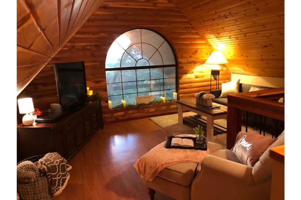 Quiet Cabin w/Hot Tub and a View