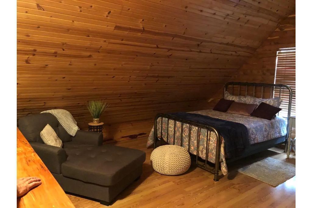 Quiet Cabin w/Hot Tub and a View