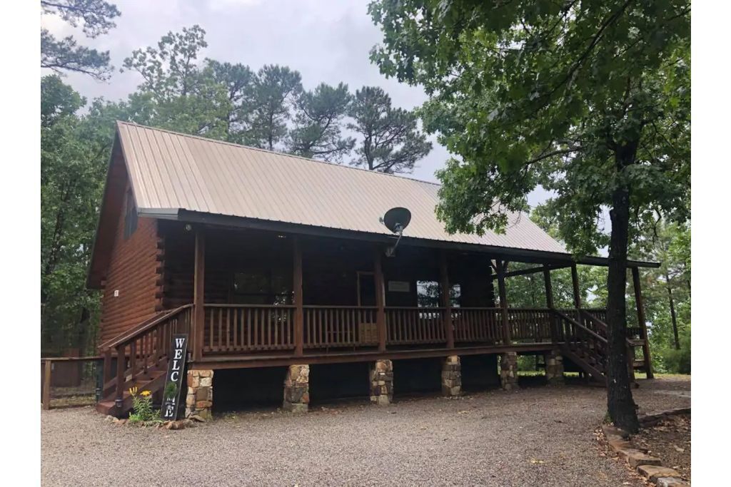 Quiet Cabin w/Hot Tub and a View