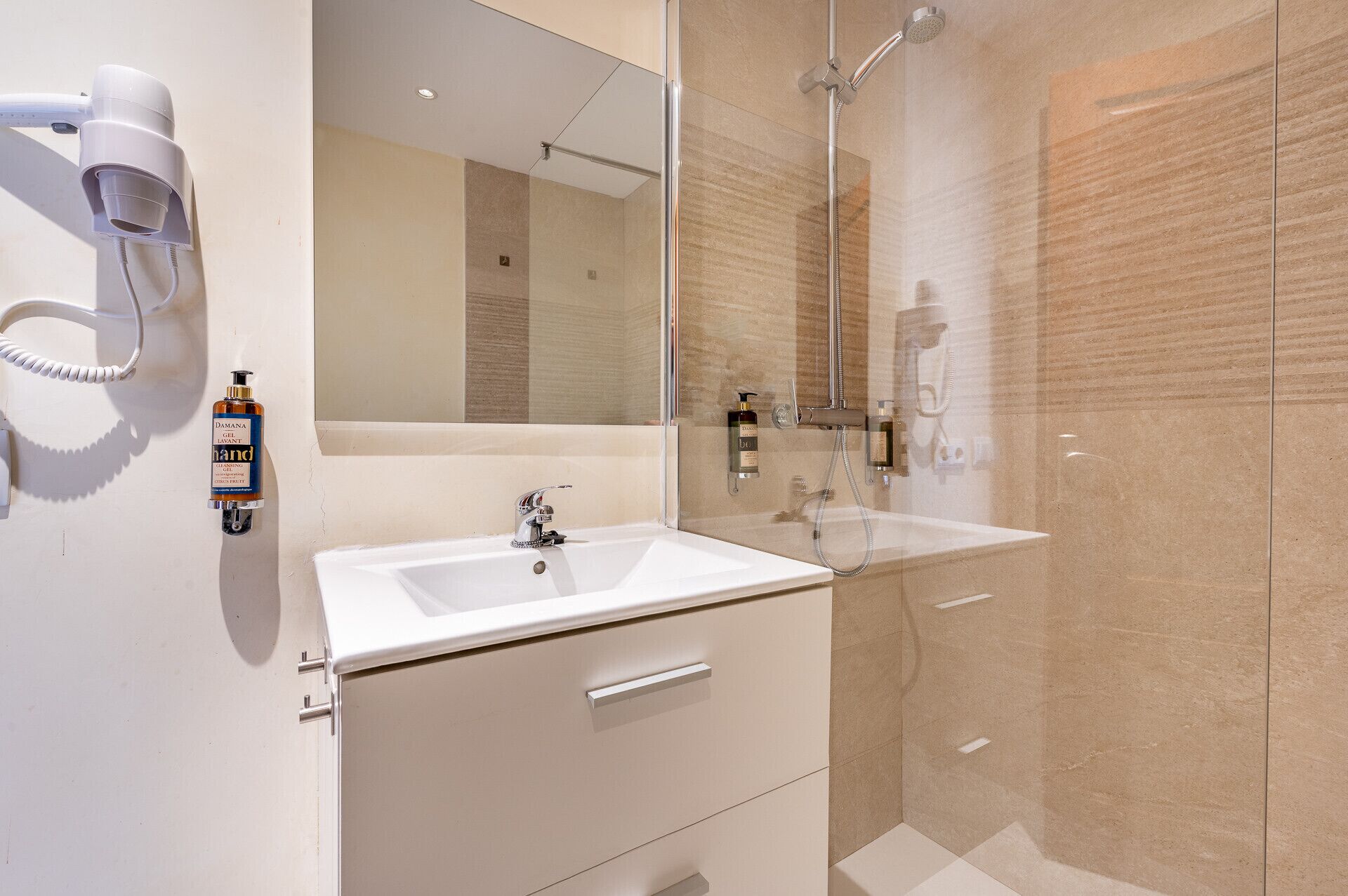 Doccia, asciugacapelli, asciugamani