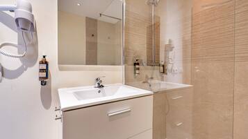 Ducha, secador de pelo y toallas