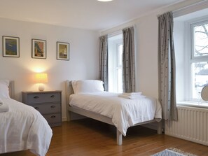2 bedrooms, free WiFi, bed sheets - Spacious terraced cottage within walking distance of the town centre. (Cockermouth)