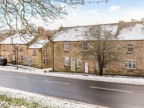A row of stone buildings with a paved road in front. - 3 bedroom accommodation in Rothbury (Rothbury)