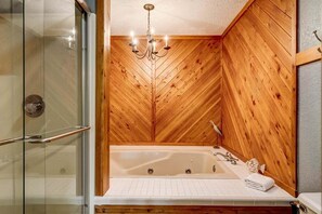 Combined shower/tub, towels, soap, toilet paper - The Spice Rack | *NEW* Private Pool, Pet-Friendly, Hot Tub, Community Indoor Pool/Tennis (Duck)