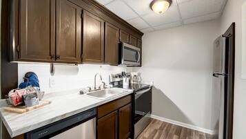 Réfrigérateur, four à micro-ondes, un four, surface de cuisson