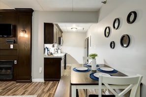 Fridge, microwave, oven, stovetop - Bear Overlook š»- #208 - 3Bed/3Bath - Walk to Donut Friar & Aquarium! (Gatlinburg)