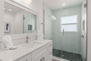 Combined shower/bathtub, hair dryer, towels