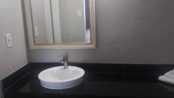 Combined shower/bathtub, free toiletries, towels