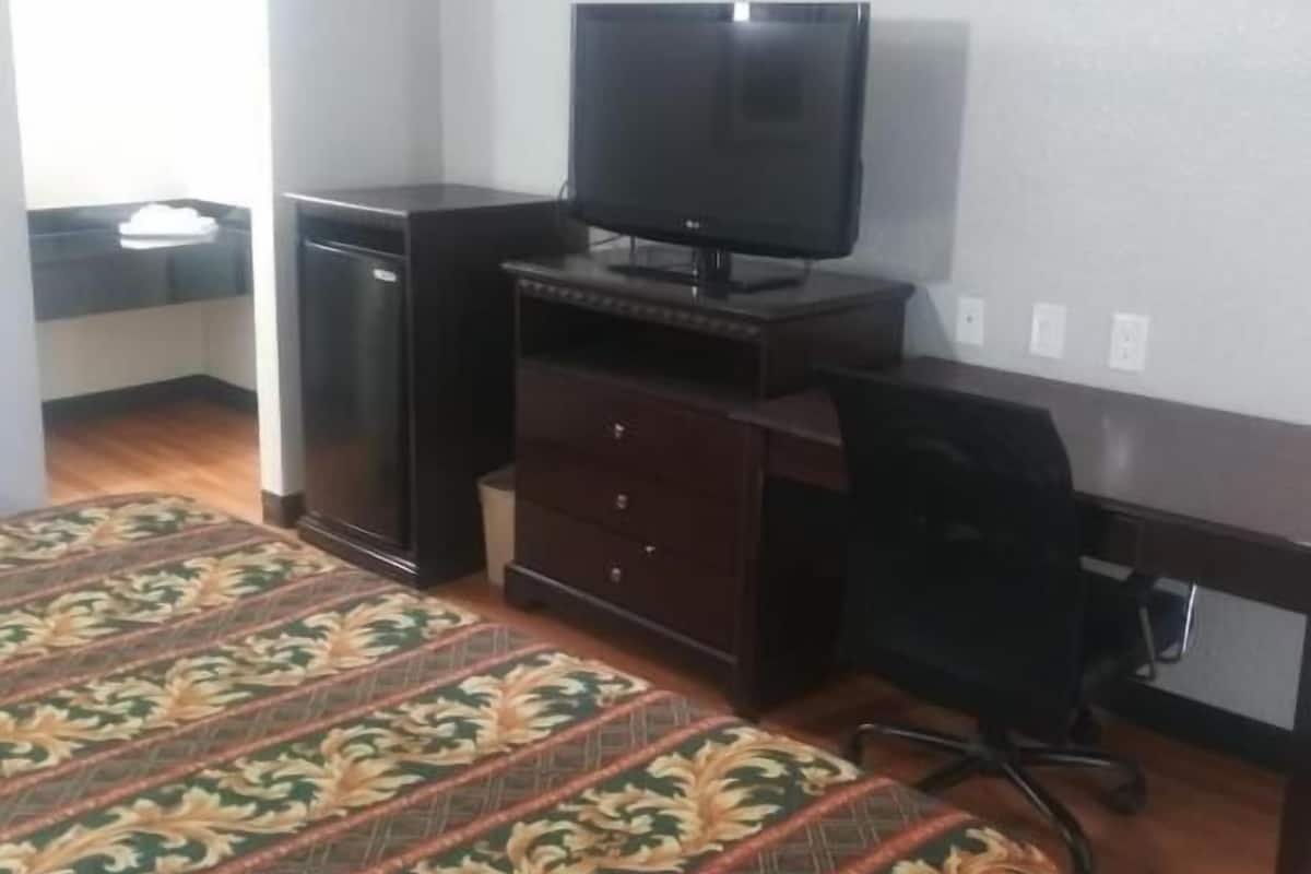 Economy Room, 1 King Bed | Desk, WiFi (free)