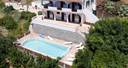 Luxury 4 Bed Villa with Pool & Stunning Sea Views
