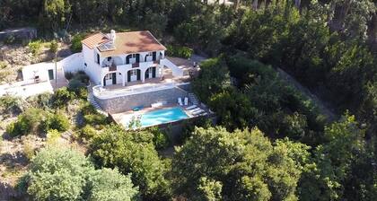 Luxury 4 Bed Villa with Pool & Stunning Sea Views
