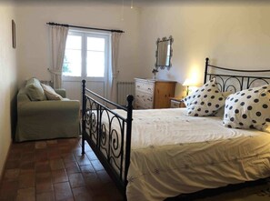 4 slaapkamers, een strijkplank/strijkijzer, reisbedje, gratis wifi