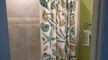 Ensemble douche/baignoire, serviettes fournies, savon, shampoing